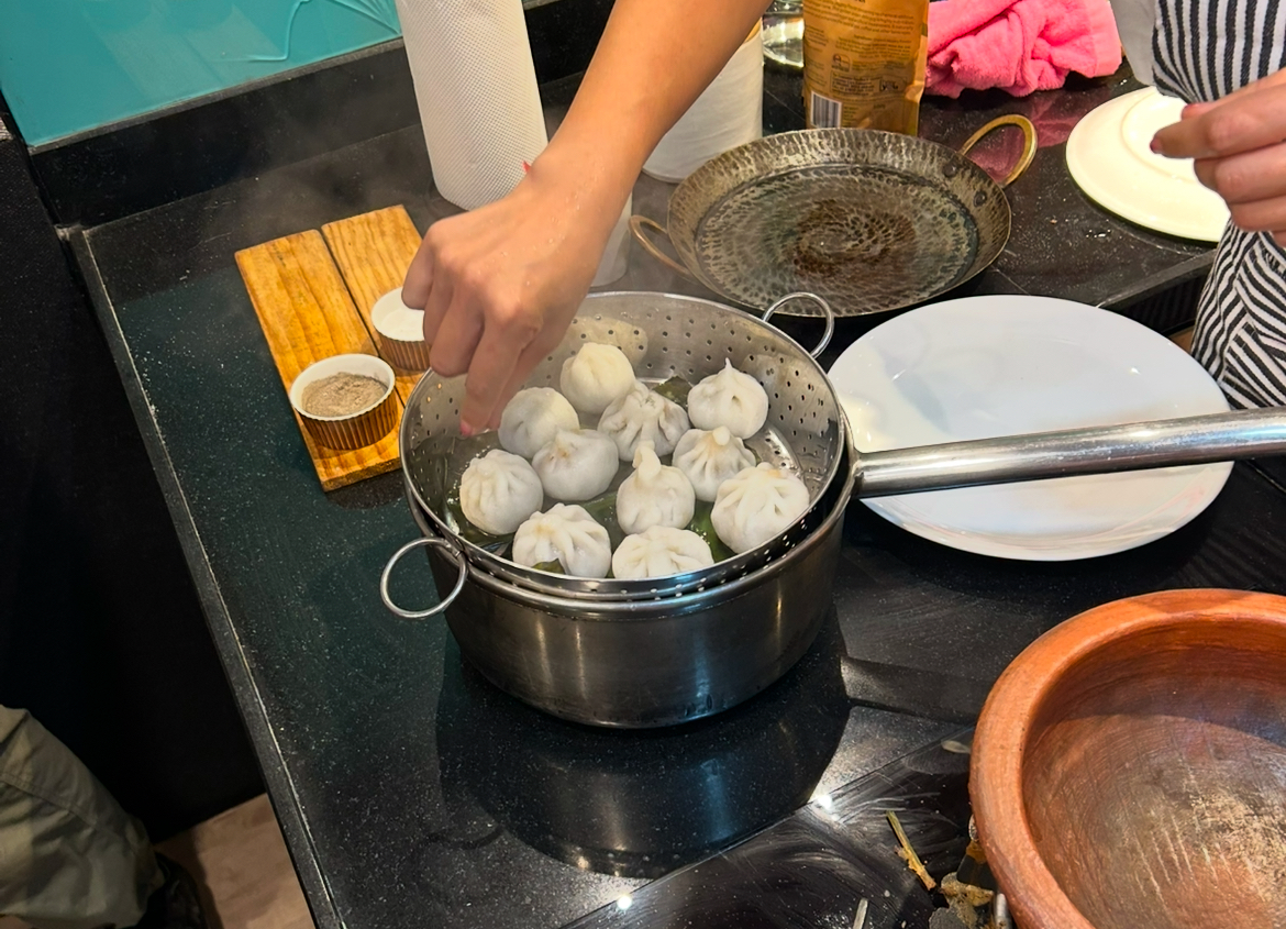 インドのモーダクを作る様子